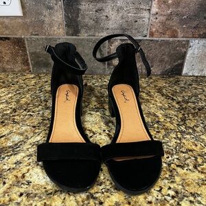Qupid Women’s Black ankle strap heel sandals Size:6